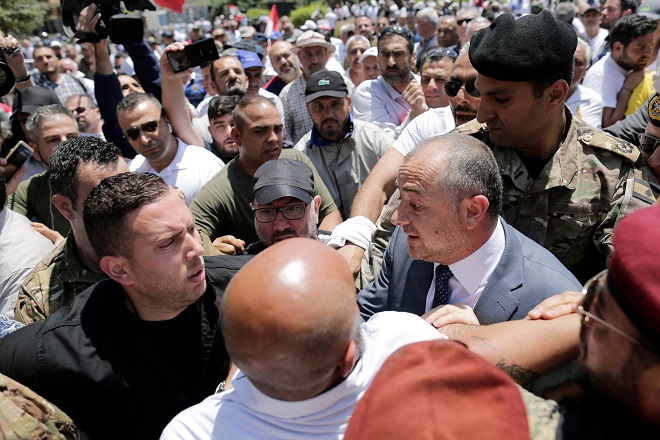 وزير الدفاع الياس أبو صعب بين المحتجين